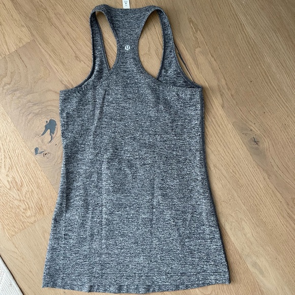 LIKE NEW! Lululemon Tank size 6 (heather grey) - Picture 2 of 2